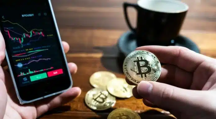 Trader observando preços do bitcoin em tela