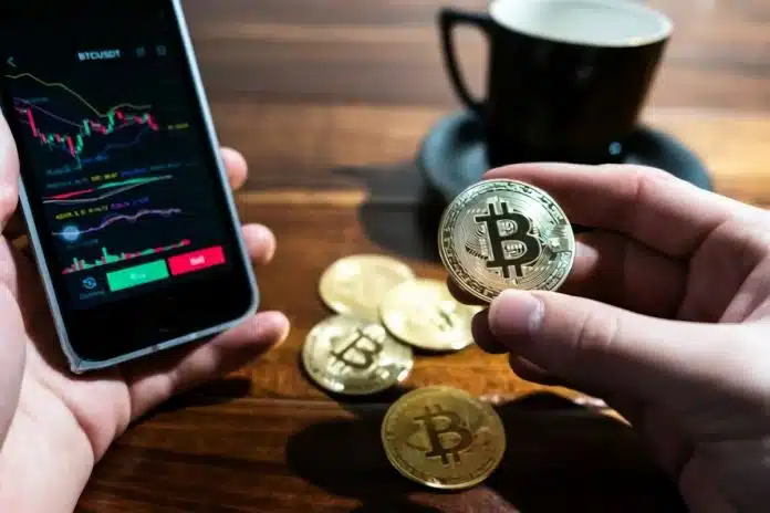 Trader observando preços do bitcoin em tela