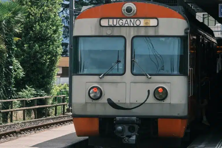 Um trem sorridente na cidade de Lugano, na Suíça