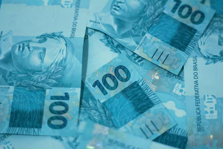 Várias notas de Real brasileiro reunidas