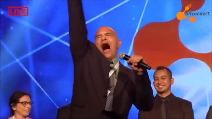 Carlos Matos promovendo a pirâmide BitConnect. YouTube/Reprodução.