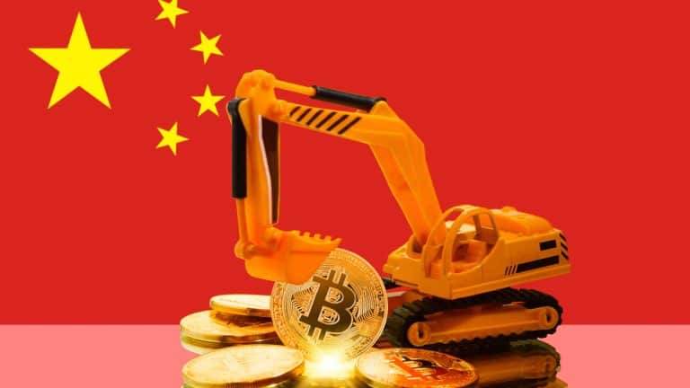 Escavadeira movendo moedas de bitcoin em frente à bandeira da China.