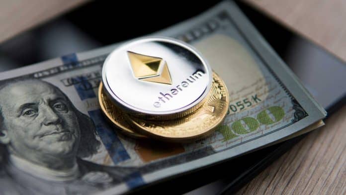 Nota de dólar e criptomoedas.