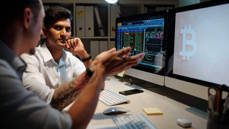 Investidores conversando.