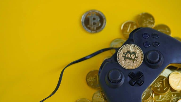 Controle de vídeo-game e moedas de bitcoin.