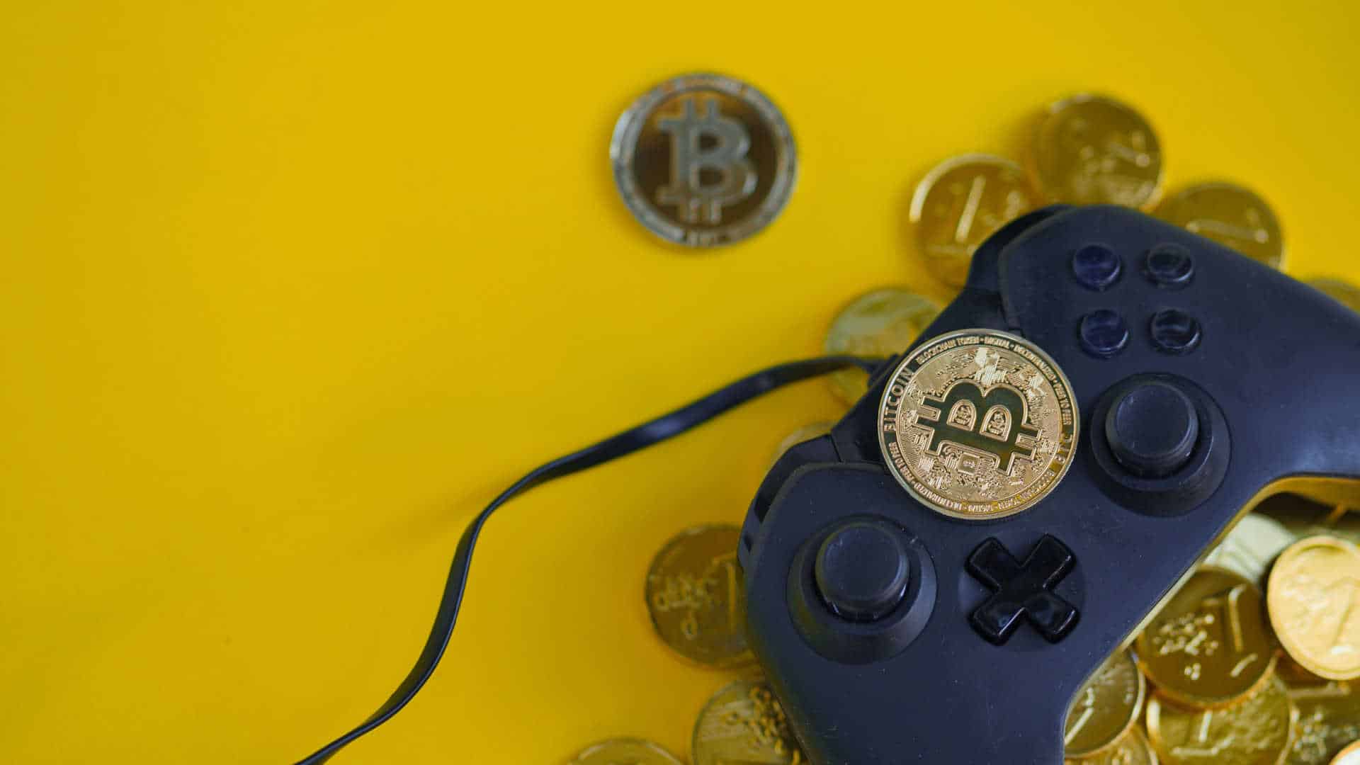 Controle de vídeo-game e moedas de bitcoin.