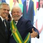 O presidente da Argentina, Alberto Fernánde, cumprimenta o presidente Luiz Inácio Lula da Silva no Palácio do Planalto