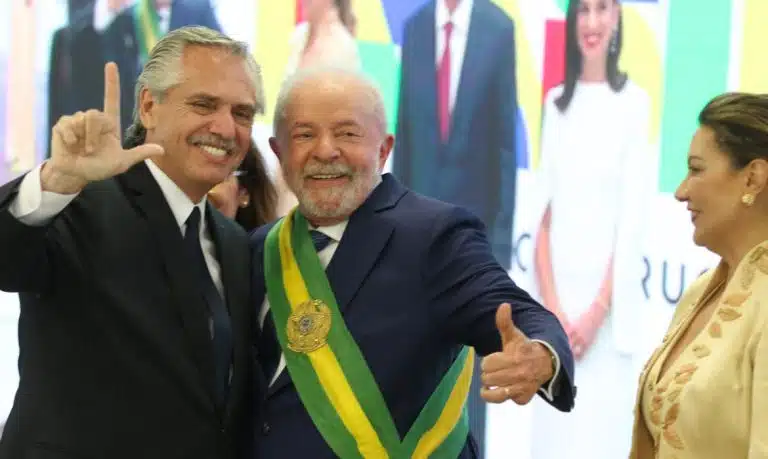 O presidente da Argentina, Alberto Fernánde, cumprimenta o presidente Luiz Inácio Lula da Silva no Palácio do Planalto