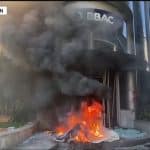 Banco no Líbano incendiado. Imagem: Global News