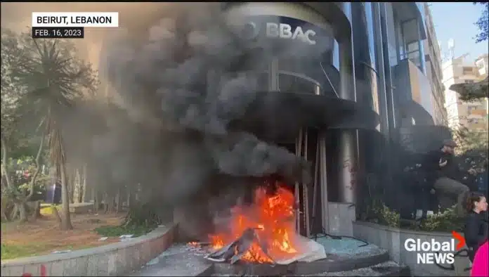 Banco no Líbano incendiado. Imagem: Global News