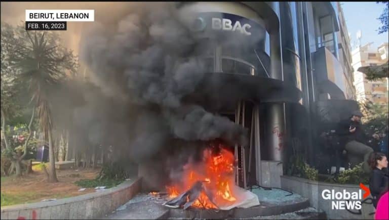 Banco no Líbano incendiado. Imagem: Global News