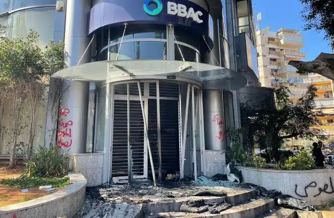 Uma filial do BBAC vandalizada em Badaro, Beirute, em 16 de fevereiro de 2023. (Crédito: Philippe Hage Boutros/L'Orient Today)