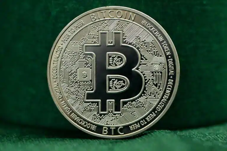 Bitcoin em destaque com fundo verde
