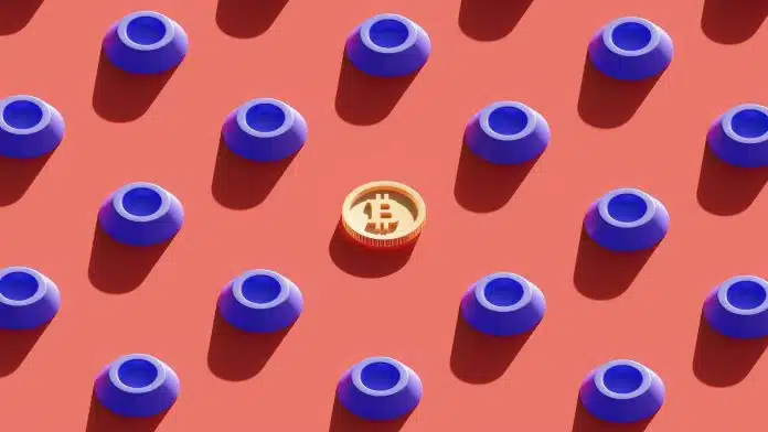 Bitcoin em destaque com fundo vermelho ao lado de peças azuis