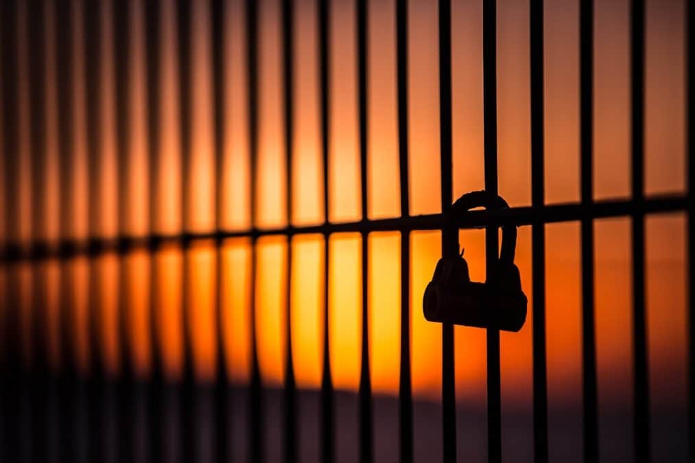Cadeado pendurado em grades de prisão