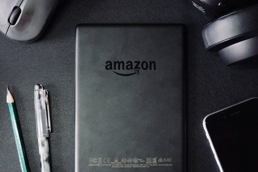 Dispositivo com símbolo da Amazon em destaque