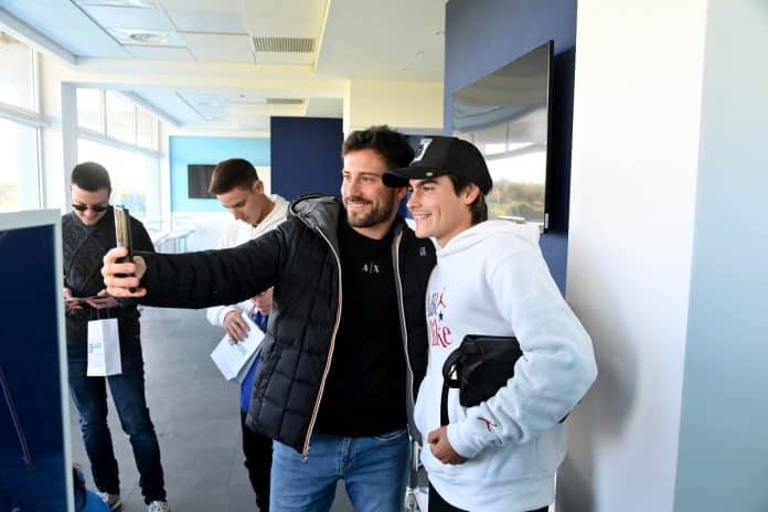 Fã do programa Binance Fan Token em um encontro com Luka Romero do Lazio na Itália