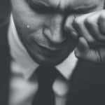 Homem triste e chorando