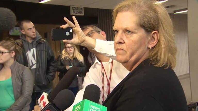 Linda Boutilier, mãe da vítima de assassinato Taylor Samson, fala com repórteres do lado de fora da Suprema Corte da Nova Escócia em Halifax em outubro de 2015. (CBC)