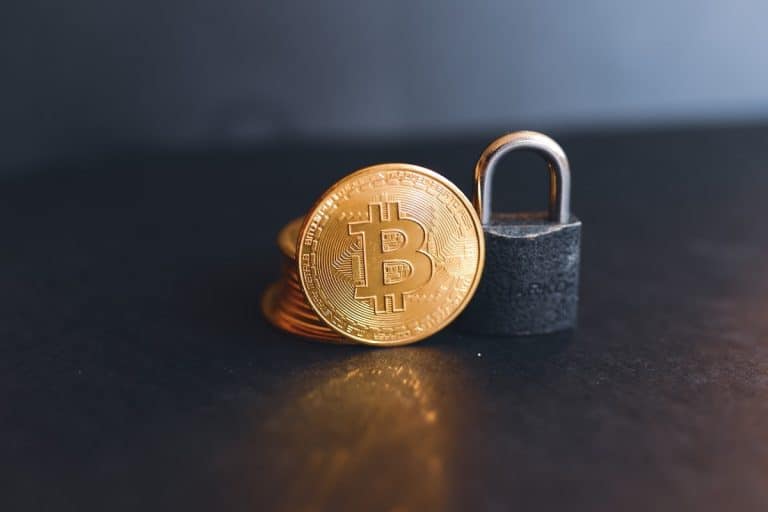 Moeda bitcoin próxima de cadeado