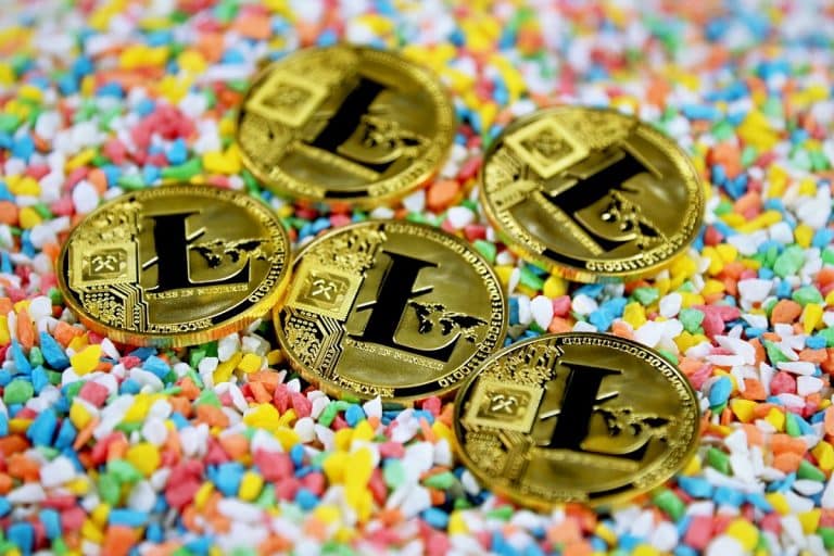 Moedas simbólicas de Litecoin com fundo colorido