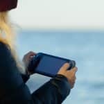 Mulher gamer e jogo com criptomoedas