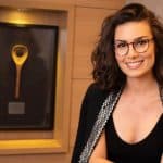 Nathalia Arcuri do Me Poupe mostrando colher de pau no quadro