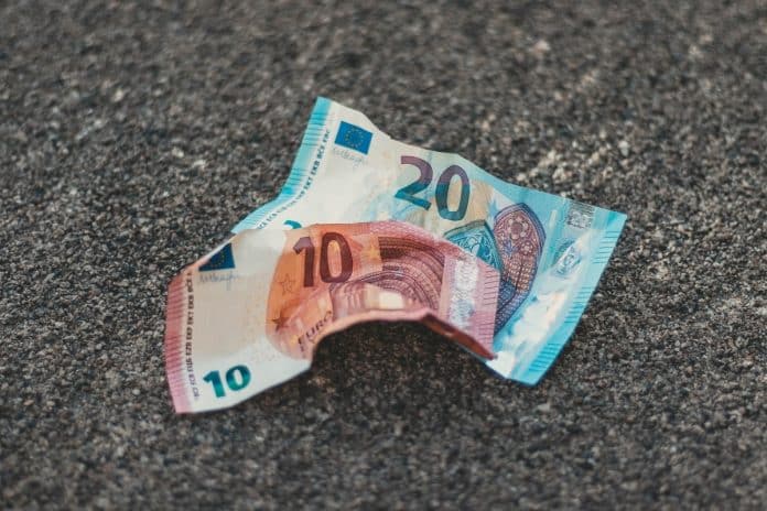Notas de Euro amassadas e jogadas na rua