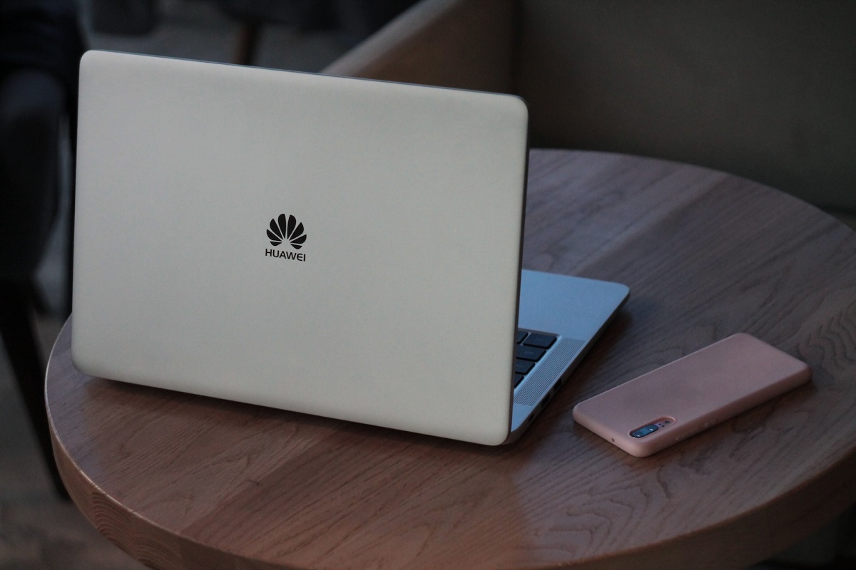 Notebook com símbolo da Huawei