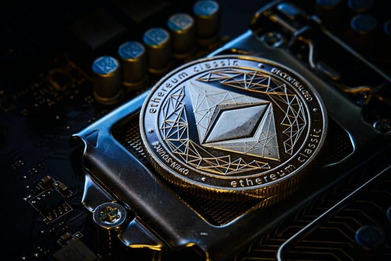 Símbolo do Ethereum sobre CPU de computador