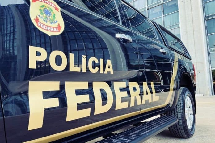 Viatura da PF em operação