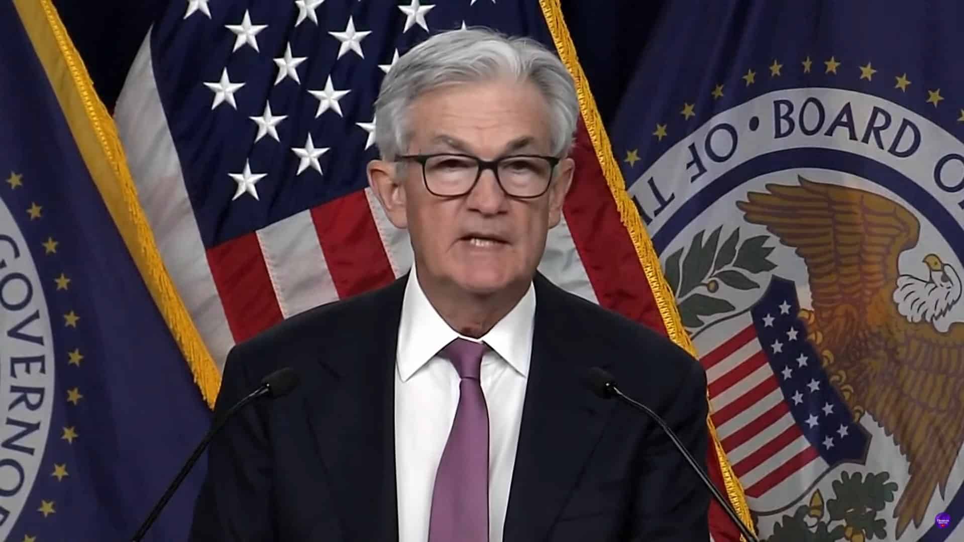 Jerome Powell falando sobre aumento na taxa de juros. Fonte: Yahoo/Reprodução.