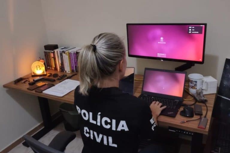 Agente da Polícia Civil do Distrito Federal durante Operação Hipócrates