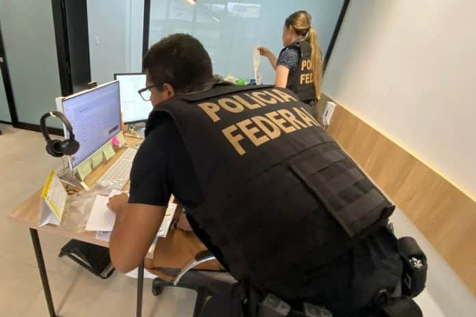 Agentes da PF cumprindo mandados da Operação Harvest