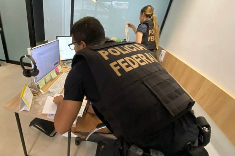 Agentes da PF cumprindo mandados da Operação Harvest