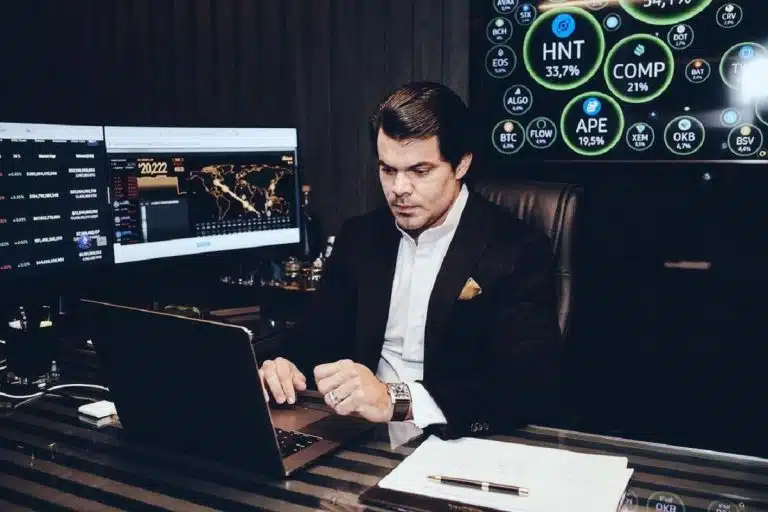 Antônio Neto Ais lendo computador, dono da Braiscompany, empresa suspeita de operar uma pirâmide com criptomoedas