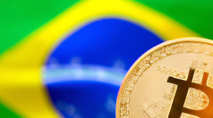 Bitcoin com bandeira do Brasil ao fundo
