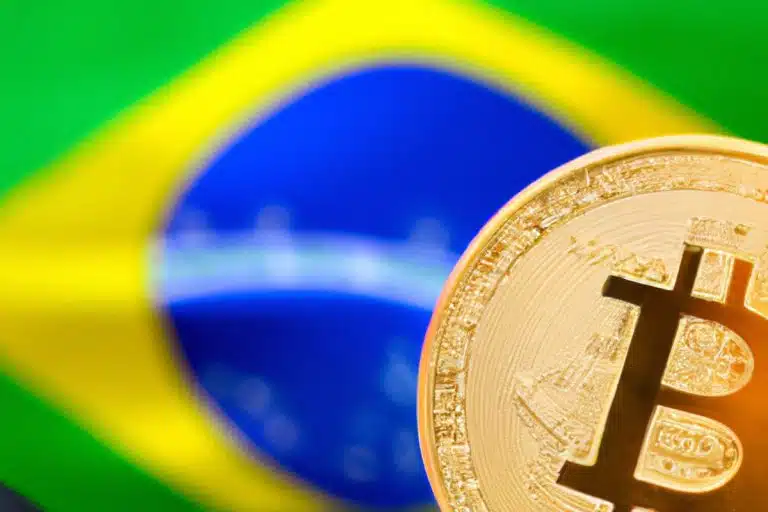 Bitcoin com bandeira do Brasil ao fundo