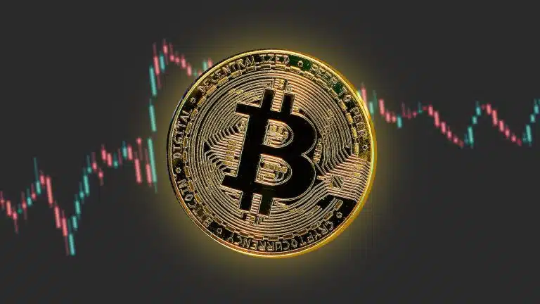 Bitcoin com gráfico ao fundo