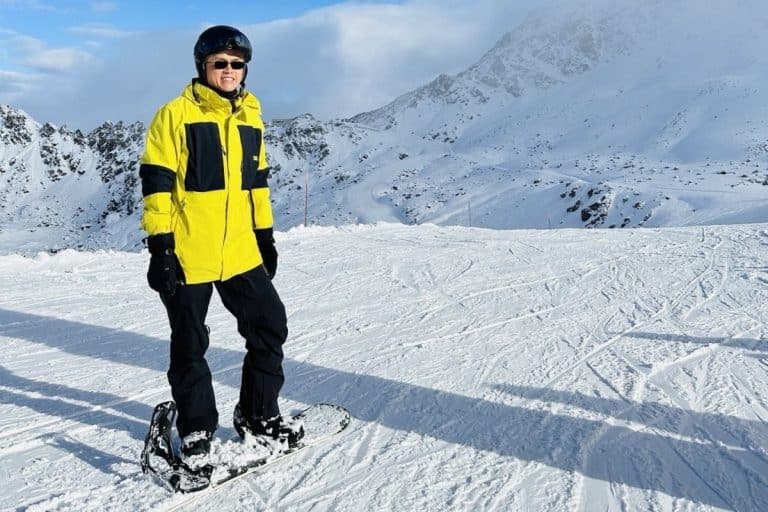 CEO da Binance, CZ, esquiando na neve