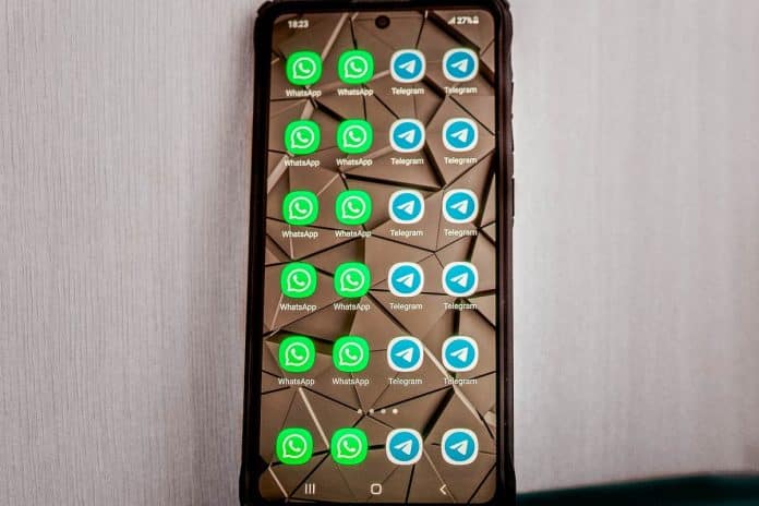 Celular com muitos ícones dos aplicativos WhatsApp e Telegram