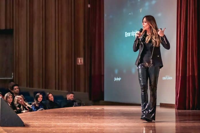Cris Arcangeli em evento