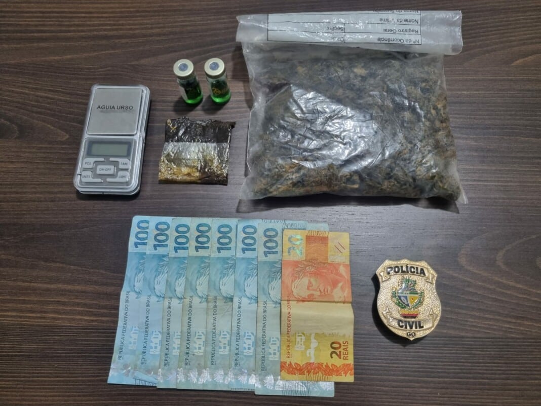 Argent et drogue saisis par la police civile de Goiás