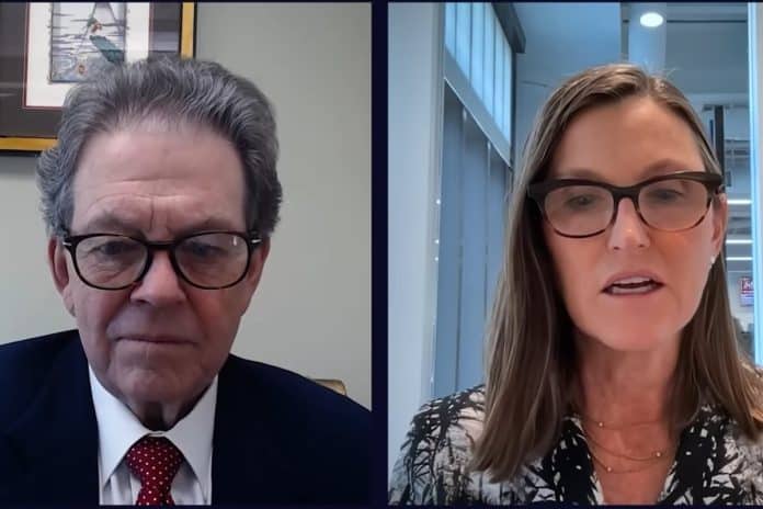 Economista Arthur Laffer e CEO da ARK, Cathie Wood