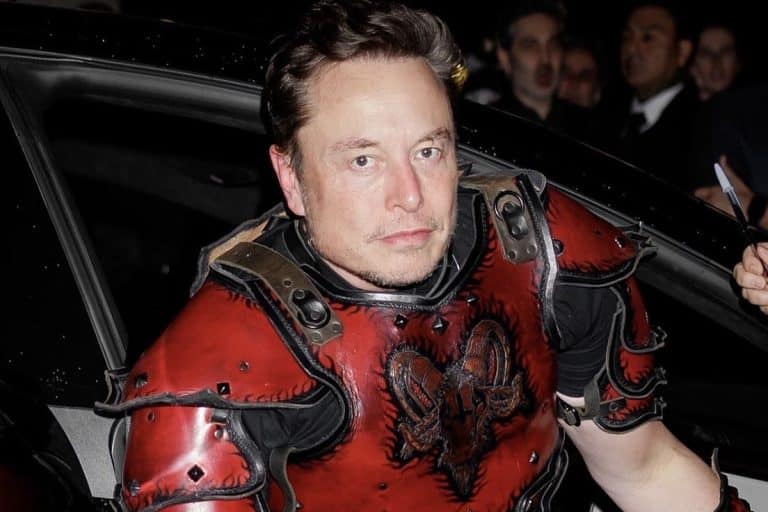 Elon Musk com armadura saindo de carro