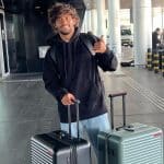 Gustavo Scarpa com malas em aeroporto