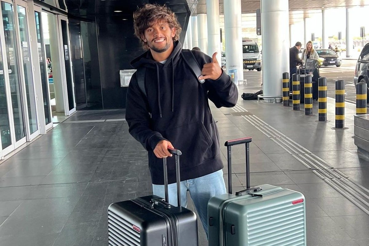 Gustavo Scarpa com malas em aeroporto