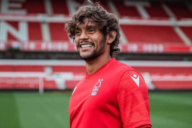Gustavo Scarpa rindo piramide de criptomoedas
