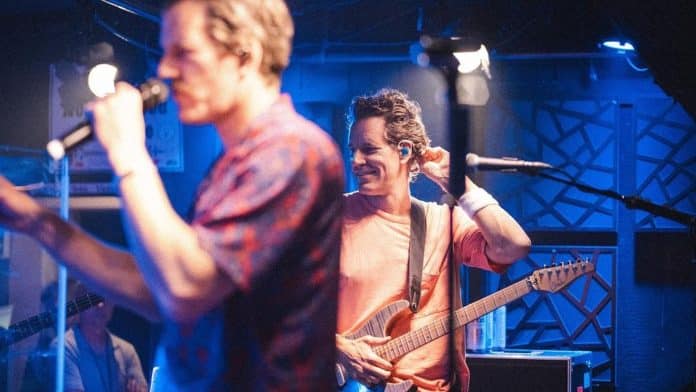 Irmãos donos da corretora de criptomoedas Gemini em apresentação de show de rock