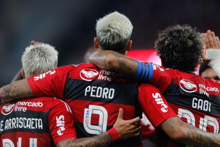 Jogadores do Flamengo abraçados
